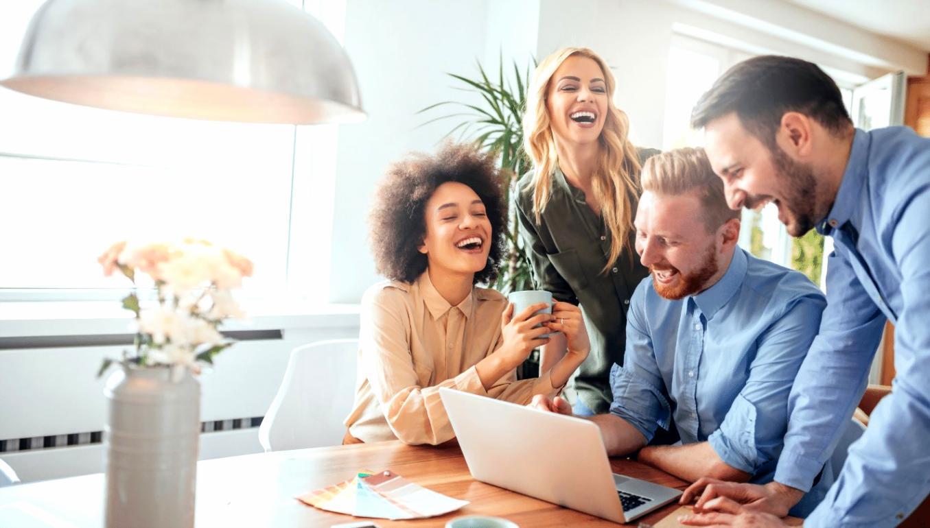 Espacio de trabajo del equipo de jodpuni dedicado al análisis financiero